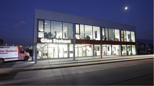 
Der Neubau von Stebani Glas in Essen fungiert bei Tag und Nacht wie ein großes Schaufenster.
