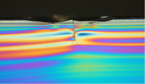 <p>
Eine mit polarisiertem Licht dargestellte Ansicht eines Schnittsystems nach Aussplitterung der Begleitsprünge 
</p>

<p>
</p> - © Foto: Dr. Michael Emonds

