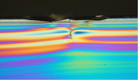 
Eine mit polarisiertem Licht dargestellte Ansicht eines Schnittsystems nach Aussplitterung der Begleitsprünge 



