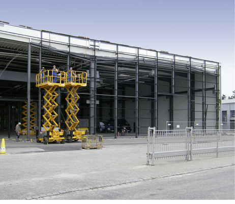 



Auch der Einsatz von Arbeitsmitteln wie Arbeitsbühnen, Hubliftern oder Kranfahrzeugen will geplant und richtig kalkuliert sein. Sonst kann es später böse Überraschungen für den Handwerker geben.
