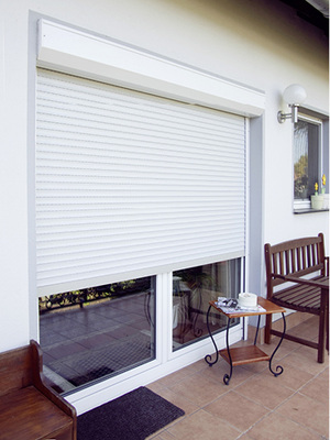 



Zusätzliche Sicherheit können auch nachträglich montierte Vorbaurollläden bieten, die über eine Sensorik bei Vibrationen (z.B. Schlageinwirkung) am Fenster geschlossen werden. 
