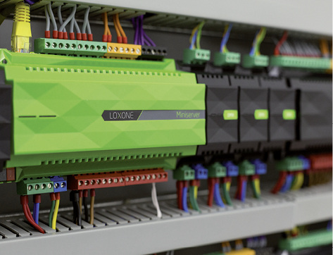 
Schaltschrankkompatibel wird das vorgestellte Steuerungssystem durch die mögliche Montage auf das 35 mm Hutschienensystem und den LAN-Anschluss.



