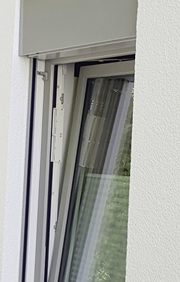 
Zwei kleine Einzellüfter, integriert zwischen Blend- und Flügelrahmen: die Fensterfalzlüftung VentoAir
