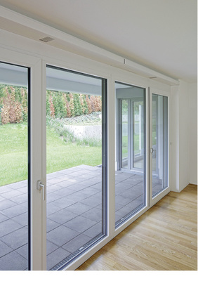 
Bei Berücksichtigung im Planungsstadium sind die schlanken VentoTherm-Lüftungselemente unauffällig in die innere Leibung integrierbar. Sie können aber auch im Rahmen von Fenstersanierungen nachgerüstet werden.
