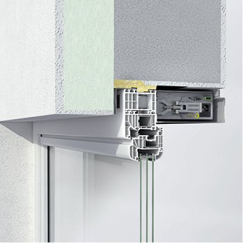 
Das motorisch angetriebene, fensterintegrierte Be- und Entlüftungssystem VentoTherm sorgt für kontinuierlichen Luftaustausch.
