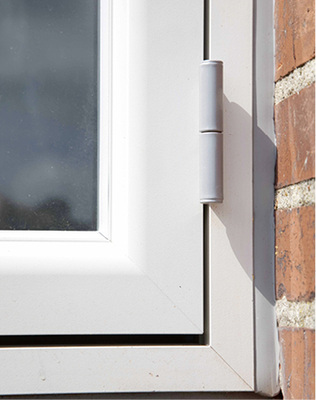 
Während im deutschsprachigen Raum Dreh-Kipp-Fenstersysteme Marktstandard sind, dominieren in Skandinavien nach außen öffnende Fenster und Schiebefenster.
