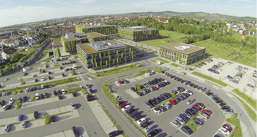 
Rund 14,7 Mio. Euro hat die GeZe Winnenden GbR, eine Tochtergesellschaft der Rems-Murr-Gesundheits GmbH & Co. KG, in den Bau des neuen Gesundheitszentrums in Winnenden bei Stuttgart gesteckt. Fast 1000 in der Fassade integrierte farbige Glasplatten aus ESG-H von Thiele Glas sorgen für ein der Natur nachempfundenes Farbenspiel. 
