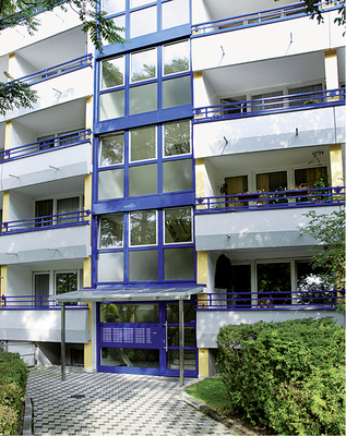 
Die zur Weru Group gehörende Porsche GmbH ist auf die Fenster- und Türenmontage in bewohnten Großobjekten spezialisiert.
