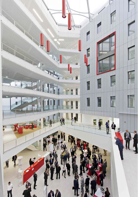 



… entschied sich der Generalunternehmer für ein Holz-Alu-System von Unilux im Passivhaus-Standard mit 3-Scheiben-Wärmeschutzverglasung, konstruktivem Dämmkern und einem resultierenden U-Wert von ca. 0,7 W/m²K. 
