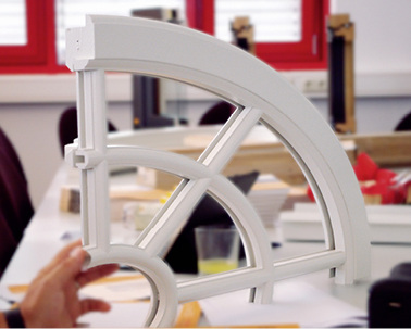 
Spezialkonstruktion: Ovales Fenster mit echten glasteilenden Sprossen
