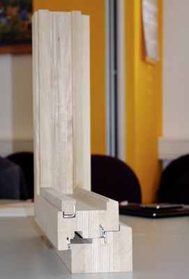 
Rahmenmodell für ein beschusshemmendes Spezialfenster mit extra verstärktem Holz gemäß Klasse FB3.
