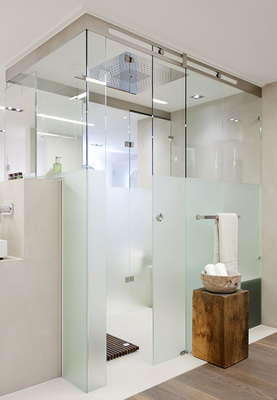 
In den unterschiedlichen Ausstellungsbereichen von Glas Porschen sind Bäder, Küchen und Wohnräume maßstabsgerecht aufgebaut.
