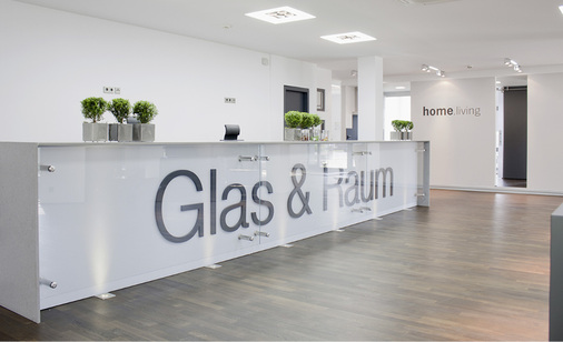 
In der Ausstellung am Standort Merzenich werden dem Besucher und Kunden nicht nur „fertige“ Wohnwelten präsentiert, er soll dort Anstöße finden, die ihm helfen eigene Ideen zu entwickeln, die der Glasveredler und sein Team dann individuell umsetzen. 
