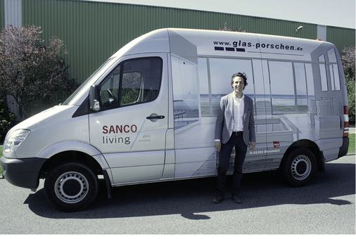 <p>
Auch die neuen Transporter des Sanco-Partners Porschen vermitteln eine Idee des Angebots der Glasverarbeiters.
</p>
