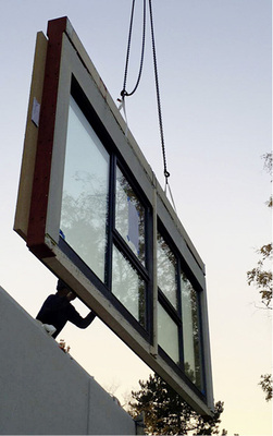 



Beim Fertighaus wird auf der Baustelle nicht das einzelne Fenster in die Wand montiert, sondern es werden komplette Wände aufgestellt. 

