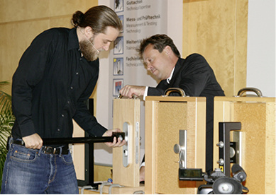 



Nikolaus Siegel (l. Volk Sicherheitstechnik) zeigt anschaulich, wie Einbrecher mit neuester Technik oder simplen Gerätschaften ins Gebäude kommen. 
