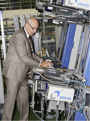 
Weiß noch wie es geht: Helmut Hilzinger an der Schweißanlage.
