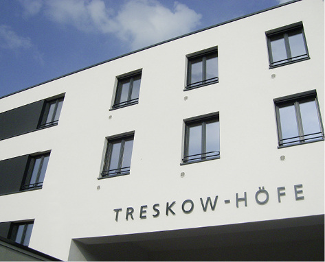 
Treskow Höfe: 414 Mietwohnungen errichtet die Howoge und setzt dabei ein Nutzungskonzept um, das die Integration von altersgerechten Wohnungen, zwei Senioren-Wohngemeinschaften, einer Kindertagesstätte für rund 90 Kinder sowie Einzelhandelsangebote im Quartier umfasst. 
