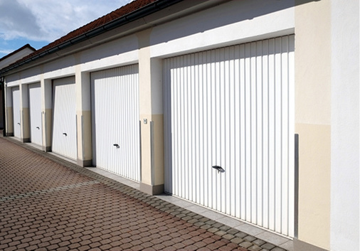 



Schwingtore, die schon über gekröpfte Arme verfügen, dürfen nach geltenden Normen und Regelungen von jedermann nachgerüstet werden.
