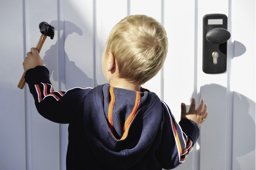 



Auf dem Garagenhof spielende kleine Kinder sind durch die Öffnungsmöglichkeiten von Toren ohne Sicht auf das Tor besonders gefährdet, wenn sie sich direkt vor einem Kipptor aufhalten.
