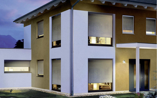 



Je nach Farbgestaltung des Rollladenpanzers kann aus der typischen Vorgartendistanz kaum ein Unterschied zwischen Kunststoff- und Aluminiumpanzer ausgemacht werden.
