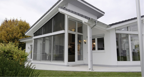 
Auch der Sonnenschutz von Sonderflächen wird direkt bei der Hausplanung berücksichtigt und standardisiert. Einmal geplant, sind die Schnittstellen zu den Anschlussgewerken immer passend geregelt.
