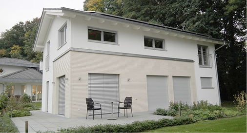 
Raffstoren für das Wohnzimmer, Rollläden für die Schlafräume. Die Fertighausindsutrie überrascht mit hoher Beratungskompetenz in diesen Bereichen und weiß auch das Thema Smart Home sicher zu kombinieren.
