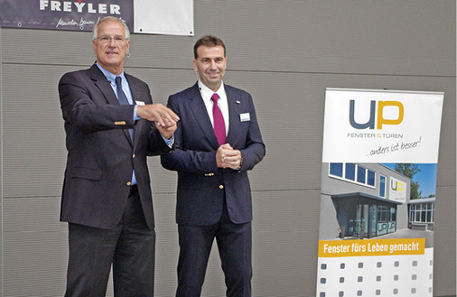 
UP-Geschäftsführer André Maisack und Peter Büscher, Direktor Vertrieb und Marketing Kunststoff-Systemtechnik Schüco InternationaI KG, auf der Einweihungsfeier.
