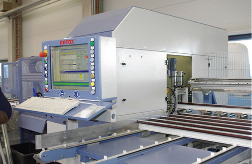 
Die angelieferten Profile transportiert ein Förderband ins Innere, wo das Rotox Zuschnitt- und Bearbeitungszentrum ZBZ 488 sie kürzt.
