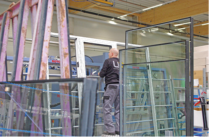 
Das Einsetzen der Glasflächen in die Flügel und die Montage der Flügel mit den Rahmen
