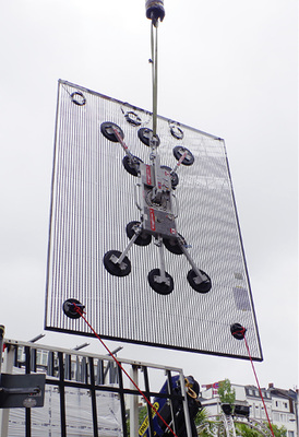 



Die riesigen Glas-LED-Module auf dem Weg an die Fassade
