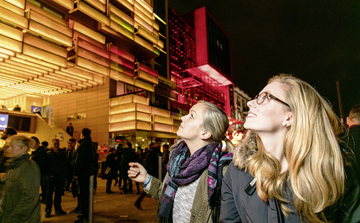 



… und lockte tausende Besucher an, die eine begeisternde Licht-Inszenierung verfolgen konnten. 
