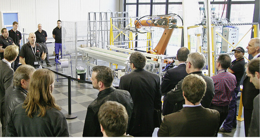 
Die kompakte Klebestation von aluplast wurde bereits 2013 vorgestellt: Mit dem Roboter lässt sich die Glasscheibe im Rahmen positionieren und direkt im Anschluss verkleben.
