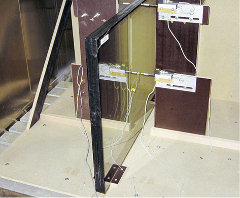 



Probekörper (Mehrscheiben-Isolierglas) mit Wegaufnehmern in der Klimakammer zur Ermittlung der Durchbiegung.
