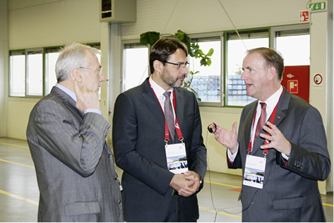 



Geht für 2015 von einem Umsatzminus der Roto-Gruppe im unteren einstelligen Bereich aus: Michael Stangier (r.) hier beim Rundgang durch das Beschlagswerk in Lövö/Ungarn. 
