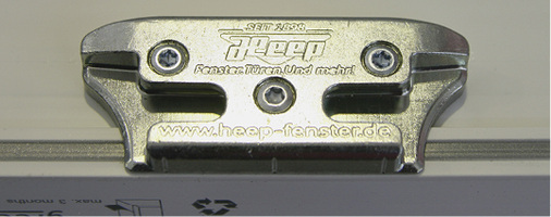 
Heep setzt eigene Schließstücke vom Beschlagslieferanten Maco ein. Die Schrauben verankern sich mit den Stahleinlagen im Profil.
