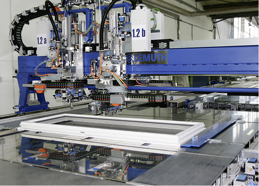 
Anfang 2015 hat die Firma Heep sich einen Dichtungseinziehautomaten vom Anlagenbauer Lemuth angeschafft. 
