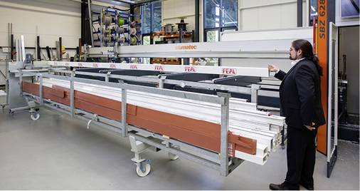 
Tobias Ruchser präsentiert persönlich seine Ruchser Auflegehilfe für Profilstäbe auf Maschinen.
