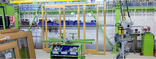 
Beispiel Holzfertigung: Eine gut organisierte Logistik vermeidet bzw. reduziert unnötige Unterbrechungen im Fertigungsablauf und trägt dadurch auch bei Grünbeck entscheidend zur Steigerung der Produktivität bei. Dabei sorgt das im Rahmen des „Roto Lean“-Projektes eingesetzte Kanban-System für einen reibungslosen Materialfluss.
