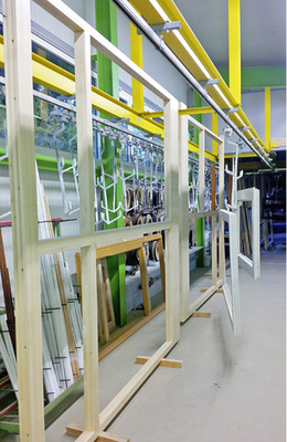 



Neues Domizil: Seit 2014 konzentriert der sächsische Fenster- und Türenhersteller seine Holzfertigung in einer separaten Halle. Generell meldet er einen klaren Trend zu Modellvielfalt und -individualität. 
