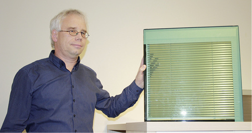 



Thomas Lehmann, Geschäftsführer der ifg systems, mit einem Isolierglas mit integrierter Jalousie, für das sein Büro auch die Steuerungen entwickelt. Solche Systeme eignen sich auch für das Gebäude-Energiemanagement. 
