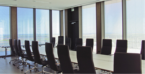 



Innen liegende Jalousien sorgen für ausreichende Beschattung, inklusive Blick nach draußen. Heute lassen sich Jalousien in 2- und 3-fach-Isoliergläser einbauen. Stärke und Gewicht der fertigen Scheiben sind kein Problem mehr. 
