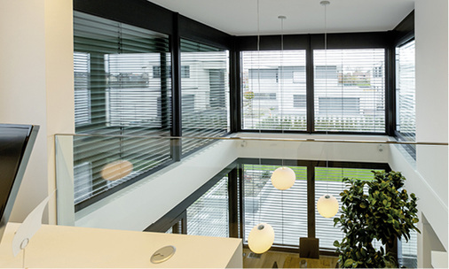 
Blickdicht oder transluzent, die Wärme draußen lassen und sie im Winter willkommen heißen, um die Energiekosten zu senken. Alles funktioniert über Smart Home.
