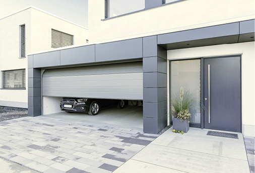 
Auch Haustüren und Garagentore lassen sich über Smart Home steuern. Mit der Geopilot-Funktion kann das Tor ohne Nutzereingriff bei der Anfahrt geöffnet werden.
