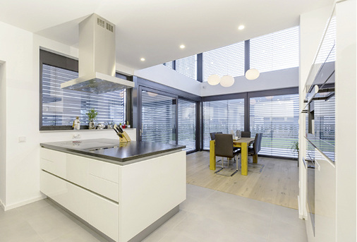 
Arbeitsplätze wie die Küche profitieren von natürlichem Licht, und lassen z. B. Obst und Gemüse farblich so erscheinen, wie es sich auch in der Natur darstellt. 
