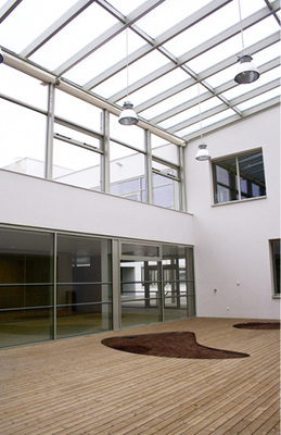 



Der Klimagarten, ein mit einer Pfosten-Riegel-Konstruktion überdachter Raum, kann von den Schülern unabhängig von der Witterung genutzt werden. 
