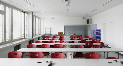 



Die Planer haben sich bewusst für eine Wärmeschutzverglasung entschieden, die das spektrale Licht fast vollständig in die Räume lässt und durch den Sonnenschutz gesteuert wird. 
