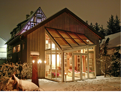 
Auch im Winter kann ein Wintergarten zur eleganten Wohnraumerweiterung dienen.
