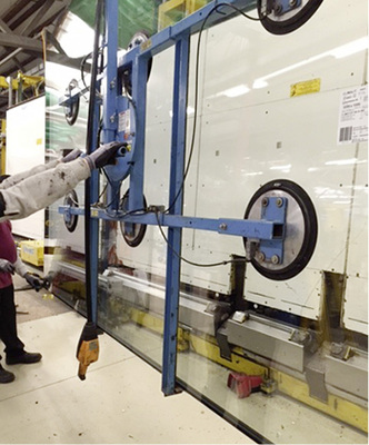 
Gerade bei großen und schweren Isoliergläsern lohnt es sich, die Vakuumsauger zusätzlich mit mechanischen Hebe-Konstruktionen („Krallen“) auszustatten.
