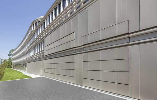 
Neben Energieeffizienz können Tore auch perfekt in die Fassade integriert werden. Architekten und Planern kommt das bei ihren Überlegungen sehr entgegen.



